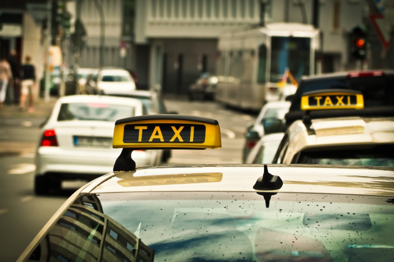 taxis-LA ROQUETTE SUR VAR-min_road-traffic-car-glass-driving-city-583084-pxhere.com