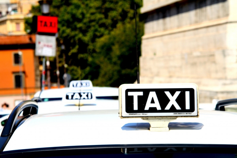 taxis-LA ROQUETTE SUR VAR-min_taxi_auto_rome_road_white-1051610